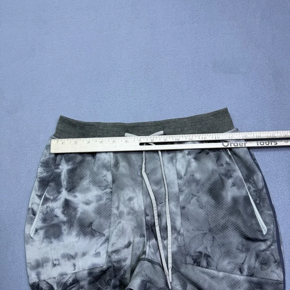 Lululemon Shorts Mens M Textured Tech Stretch Athleisure Normcore Performance